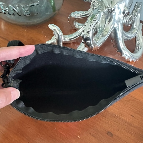 NWOT Haute Shore Camo & Pink Wristlet - Picture 6 of 6